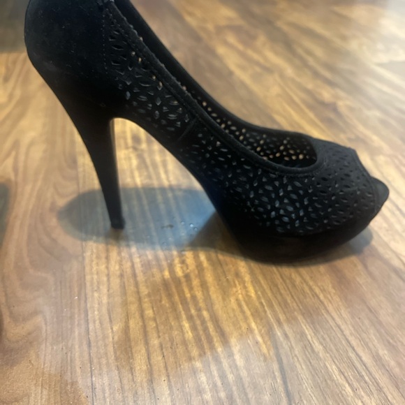 Black Peep Toe Eyelit Heels Classic Pump - Picture 3 of 11